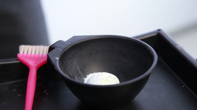 process of mixing of components for reception without an aldehyde paint in a beauty salon