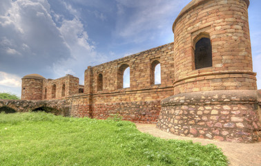 Sultan e Garhi was the first&nbsp;Islamic&nbsp;Mausoleum&nbsp;(tomb) built in 1231 AD for Prince Nasiru'd-Din Mahmud, eldest son of&nbsp;Iltumish, in the "funerary&nbsp;landscape of&nbsp;Delhi"