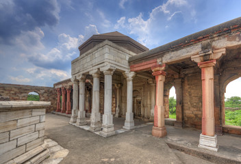 Obraz premium Sultan e Garhi was the first&nbsp;Islamic&nbsp;Mausoleum&nbsp;(tomb) built in 1231 AD for Prince Nasiru'd-Din Mahmud, eldest son of&nbsp;Iltumish, in the 