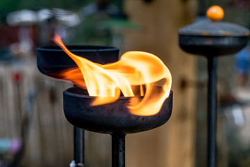 Dekorative eiserne Gartenfackel mit lodernder Flamme