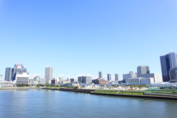 Fototapeta premium Wieżowce i droga wodna w Toyosu, Tokio