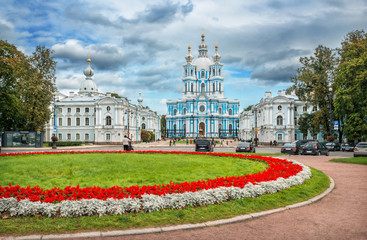 Смольный собор Санкт-Петербурга и клумба с цветами Smolny Cathedral and flowerbed