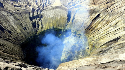 Blick in den Schlund des Kraters des Vulkans Bromo mit aufsteigendem Rauch in Java © globetrotter1
