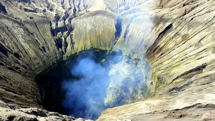Tuinposter Blick in den Schlund des Kraters des Vulkans Bromo mit aufsteigendem Rauch in Java © globetrotter1