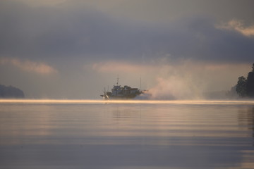 Obraz premium Lonely ship on the lake in the early morning