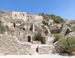 Развалины города на острове Спинало́нга. Крит, Греция