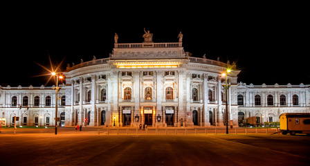 Hofburgtheater in Wien bei Nacht