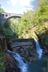 Große Steinbrücke über einem Wasserfall