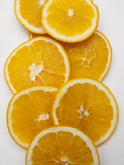 Fototapeta na wymiar Vista cenital de rodajas de naranjas cortadas en crudo