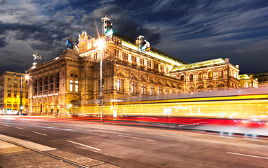 Fototapeta na wymiar Wiener Opernhaus bei Nacht