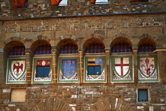 alcuni stemmi storici sulla facciata esterna di Palazzo Vecchio in Piazza della Signoria, Firenze Italia