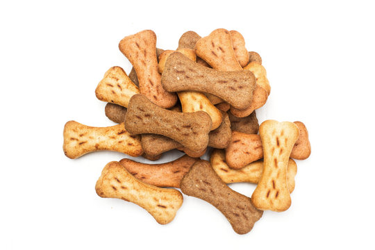 Alimento en forma de galleta para perros sobre fondo blanco aislado. Vista superior