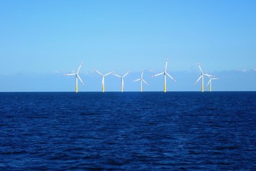 Der Offshore-Windpark Nordergründe im Wattenmeer der deutschen Nordseeküste