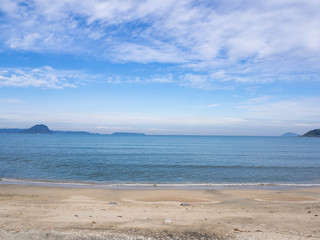 砂浜と海と青い空