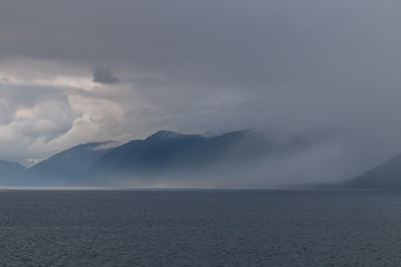 Regenschauer an der Küste von Alaska
