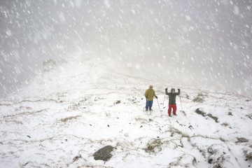 Fototapeta na wymiar Tourists and the first snow in autumn on Goverla