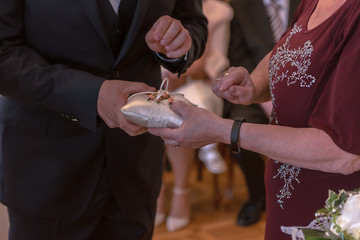 Obraz premium Wedding rings lie on a beautifully prepared pillow. Concept: wedding and wedding ceremony