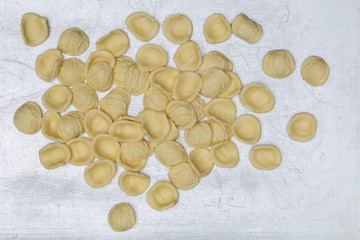 Orecchiette Nudeln auf Backblech