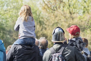 Ojcowie oglądający zawody z dziećmi na plecach © Jarek Witkowski