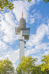 Fernsehturm Telemax Hannover mit Bäumen © endstern