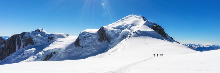 Trekking naar de top van de Mont Blanc-berg in de Franse Alpen