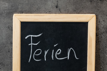 Tafel mit der Aufschrift Ferien