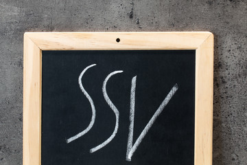 Schild mit der Aufschrift SSV Sommerschlussverkauf