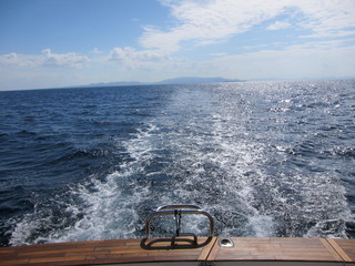 ボートの波しぶき