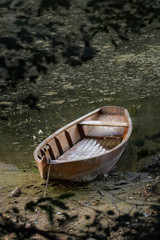 Altes verlassenes Ruderboot am Ufer