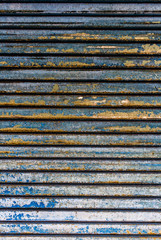 塗装の剥がれた古いシャッター