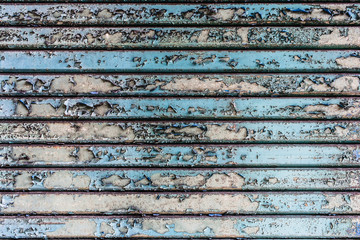 塗装の剥がれた青いシャッター