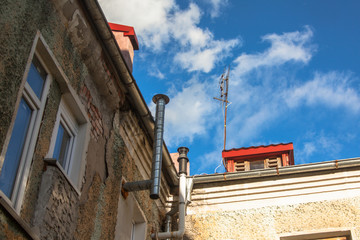 Obraz premium walls and roof of an old house, blue sky in the background, view from below