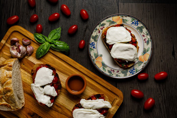 Bruschetta com tomate, basilico e burrata