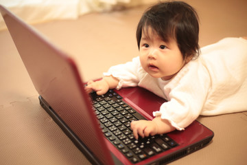 パソコンを使う赤ちゃん