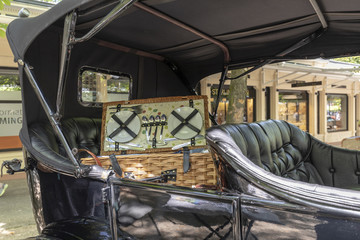 Geschirr und Besteck und Korb im Oldtimer Auto