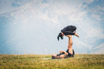 Acroyoga all'aperto