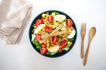Salad of pasta, egg, smoked salmon tartare, salad and tomato, with a citrus vinaigrette sauce.