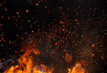 Tuinposter Vlam Vuurvonken met vlammen op zwarte achtergrond