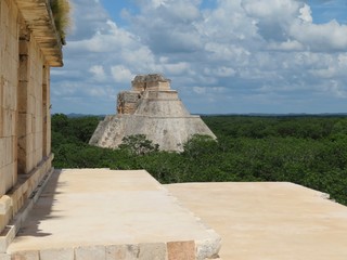 Maya Pyramide in mitten des Dschungels 