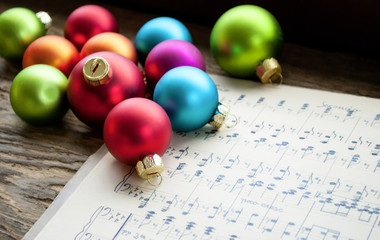 Altes handgeschriebenes Notenblatt mit vielen bunten Weihnachtskugeln, Weihnachten, xmas