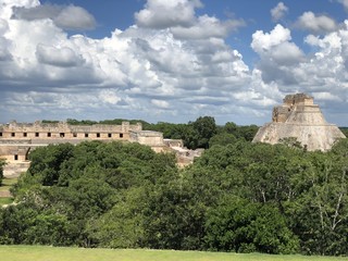 Fototapeta na wymiar alter aber sehr gut erhaltener Maya Tempel in Mexico umgeben vom Jungle