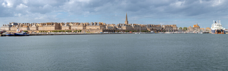 Fototapeta na wymiar French landscape - Bretagne. Panoramic view over the old town of Saint-Malo in Brittany.