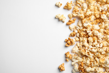 Obraz na płótnie Canvas Delicious caramel popcorn on white background, top view