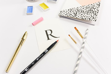 Bodegón con materiales para dibujar letras y decorar libretas