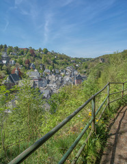 Fototapeta na wymiar Wanderweg mit Blick auf Monschau in der Eifel,Nordrhein-Westfalen,Deutschland