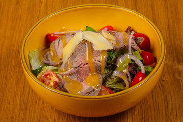 Salad with roastbeef