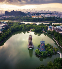 Vue aérienne du parc de Guilin avec des pagodes jumelles en Chine