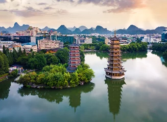 Photo sur Plexiglas Guilin Vue aérienne du parc de Guilin avec des pagodes jumelles en Chine