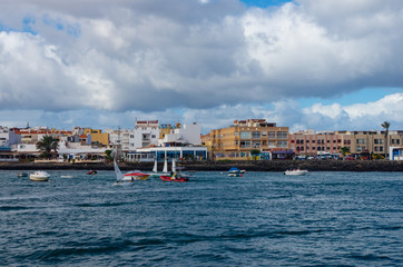 Obraz premium the port of Corralejo, a lively Canarian town overlooking the ocean.