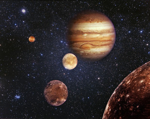 Fototapeta premium Planeta Jowisz i jego satelity w przestrzeni kosmicznej. Jowisz to piąta planeta od Słońca i największa w Układzie Słonecznym. Elementy tego zdjęcia dostarczone przez NASA